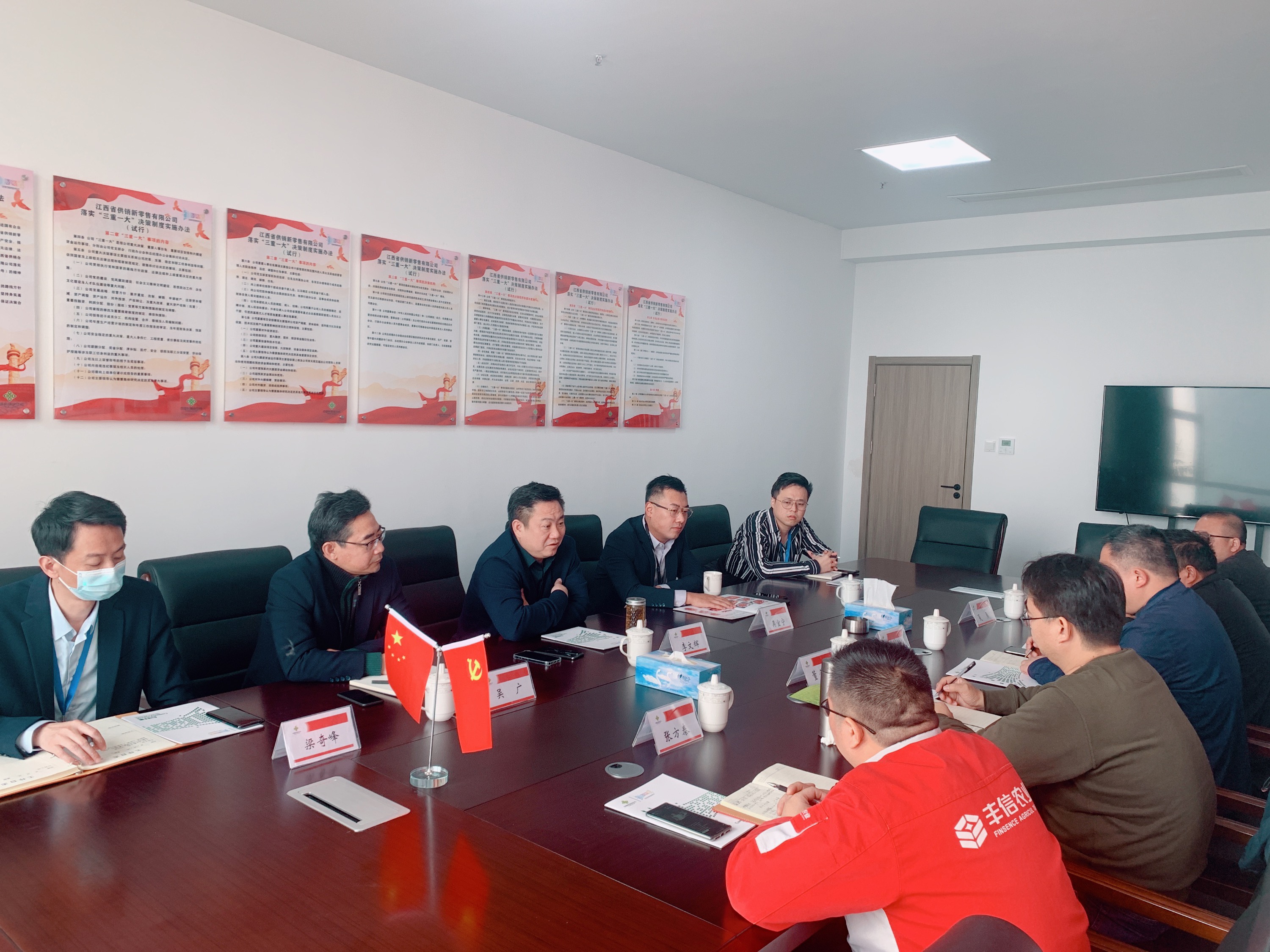 李文輝與山東豐信農(nóng)業(yè)公司董事長(zhǎng)董金鋒一行進(jìn)行合作交流