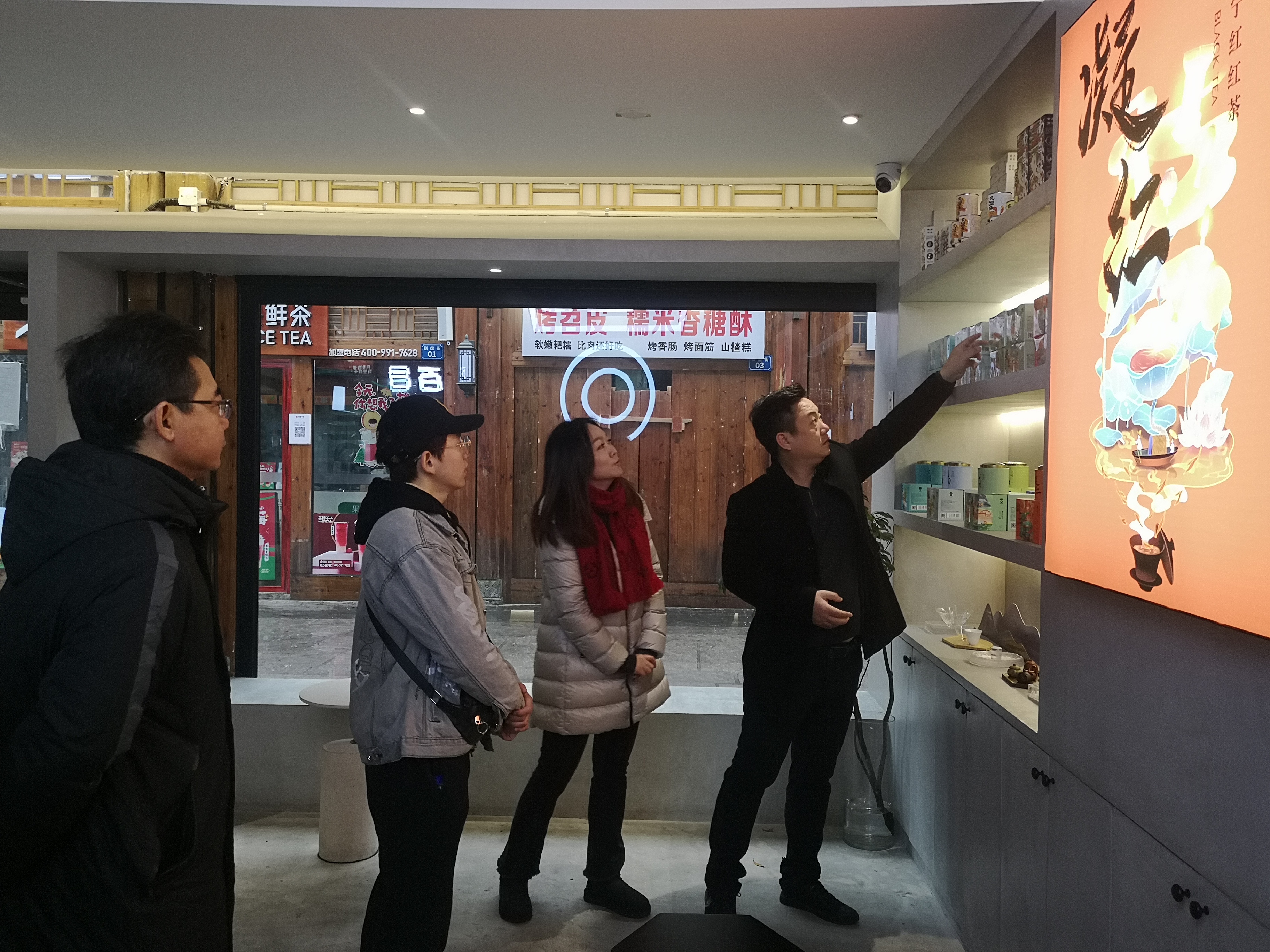 李文輝調(diào)研“有里吾茶”旗艦店和萬(wàn)花百合•VR倉(cāng)儲(chǔ)式超市項(xiàng)目工地